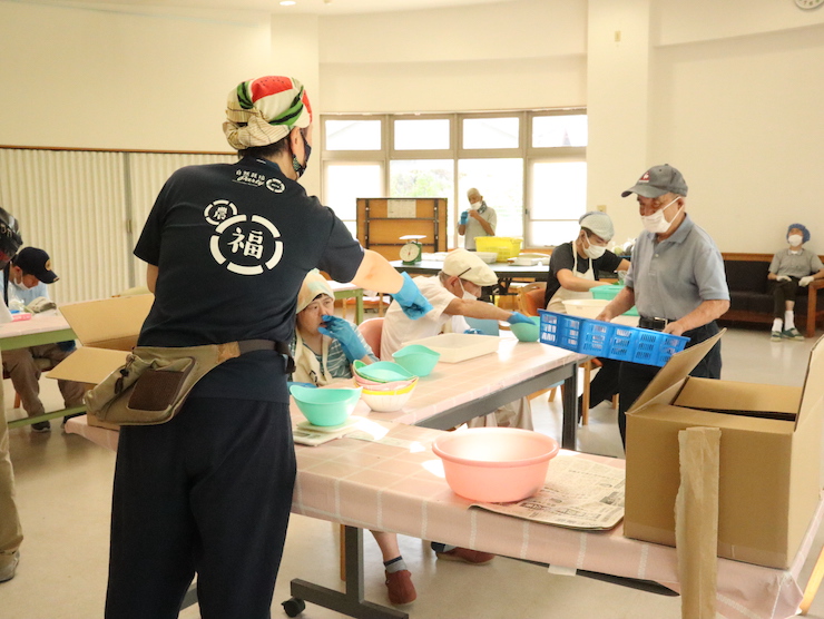 無門福祉会さん 室内での野菜の袋詰め作業風景